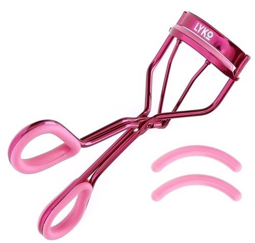 Een roze wimperkruller met twee vervangrubber pads. Het heeft metalen en plastic onderdelen en een roze handvat.