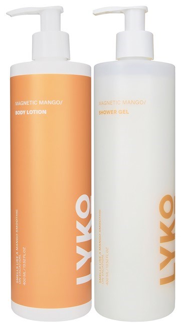 Twee flessen, een met oranje label voor lichaamslotion en een witte voor douchegel, beide met pomp. Het merk is Ivyko.