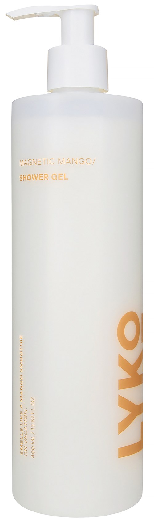 Een lange witte fles met een pomp, labelt 'HYDRATING MANGO' en 'SHOWER GEL' van LYKVO.