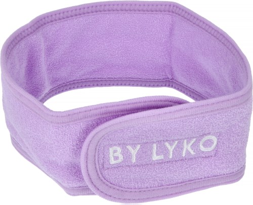 Ett mjukt, lila tyghuvudband med kardborre som säger "BY LYKO".
