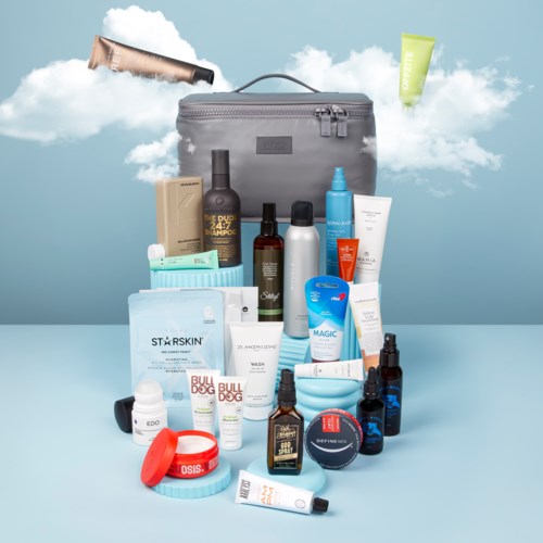 Een verzameling huidverzorgings- en cosmeticaproducten voor een grijze tas, met enkele items die zweven of op wolken liggen.