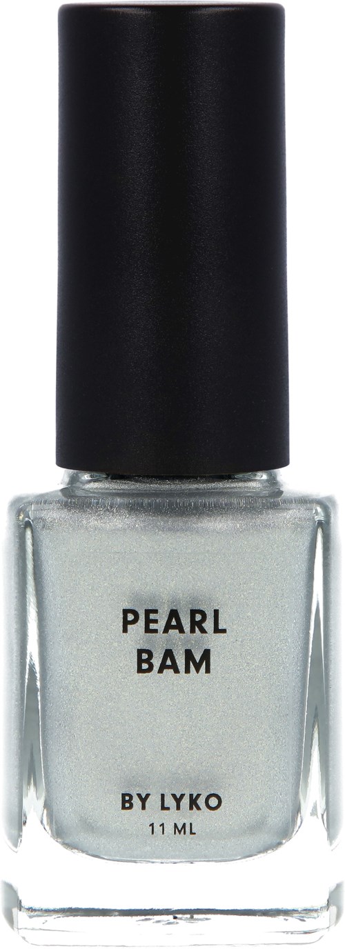 En tydlig nagellacksflaska med svart lock. Etiketten säger 'Pearl Bam by Lyko, 11 ML.'