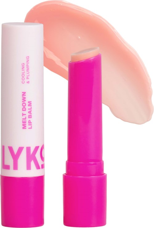 Rosa Lippenbalsambehälter ohne Deckel und ein beige-rosafarbenes Texturproben.