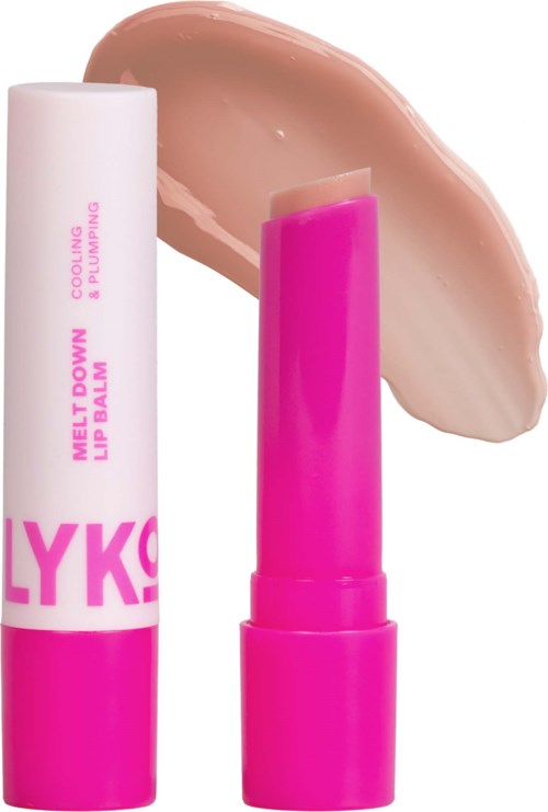 Lippenbalsam in einer pinken und weißen Verpackung, zeigt Muster von hellbeigen und rosa Lippenfarben.