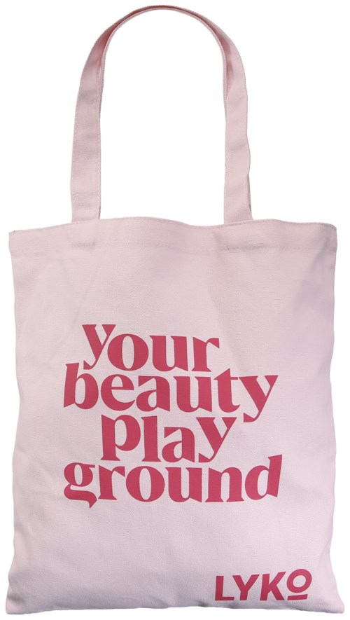 Eine hellrosa Stofftasche mit den Worten 'Your beauty playground' und 'LYKO' in fettem Pink gedruckt.