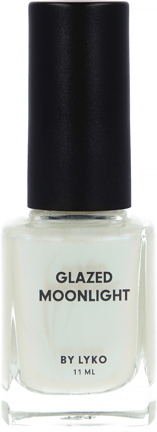 En liten klar flaska med vitt nagellack och svart lock, märkt 'Glazed Moonlight' av Lyko.