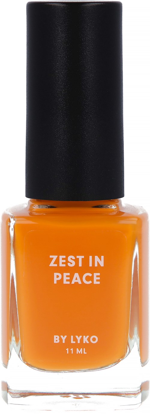 Orange nagellackflaska med svart lock. Texten säger "Zest in Peace" och "By Lyko."