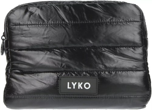 Eine schwarze, glänzende, gestepptes Tasche mit einem Label, auf dem LYKO steht.