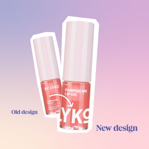 Twee lipgloss-flessen, oude en nieuwe ontwerp, roze kleuren en witte doppen. Achtergrond is een roze-paarse vloei.