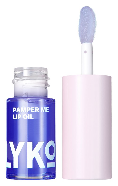 Een blauwe fles met 'Pamper Me Lip Oil' label, open witdeksel en applicator.
