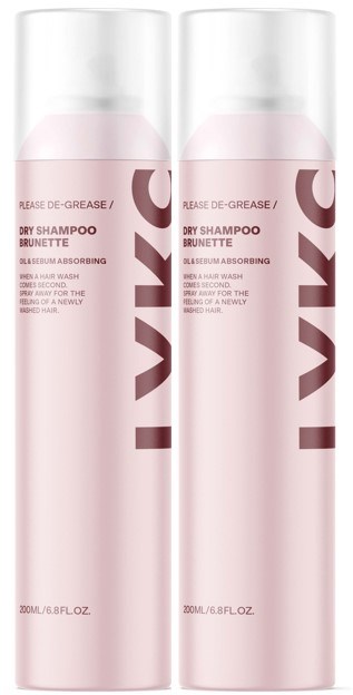 Twee flessen droogshampoo met "Brunette" label en roze-witte verpakking naast elkaar.