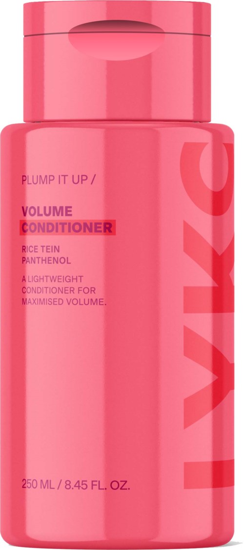 Een roze fles volumeconditioner voor maximale volume, met flipdop, label met productgegevens, 250 ml.