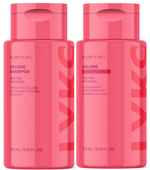 Twee roze flessen haarverzorgingsproducten, één conditioner en één shampoo, met tekstlabels en ronde doppen.