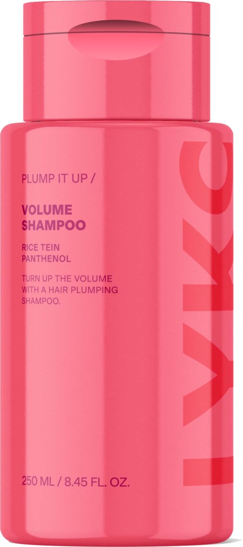 Een roze flesje met shampoolabel 'Plump It Up Volume Shampoo' met ingrediënteninformatie.