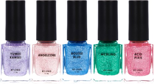 Fem flaskor av färgglad nagellack i lila, rosa, blå, grönt och rosa med svarta lock. Varje flaska har ett annat namn.