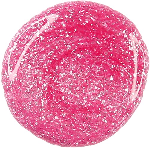 Een roze suikerbedekte snoep met witte zigzag en stippen decoraties op het oppervlak.