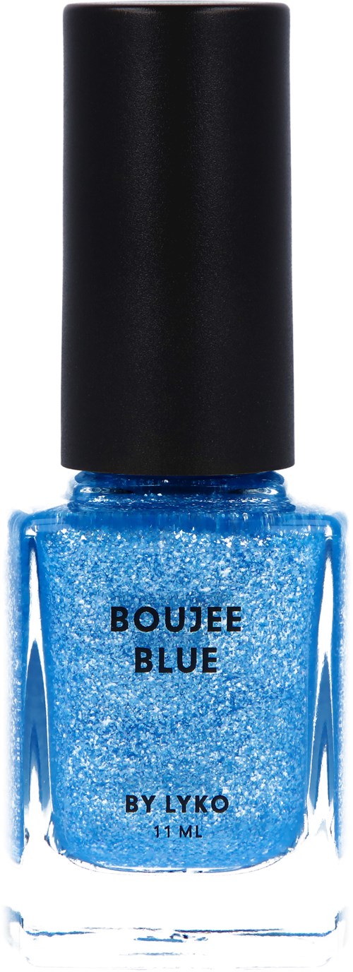 Blå glittrig nagellack i en genomskinlig flaska med svart lock. Etiketten säger "BOUJEE BLUE BY LYKO."