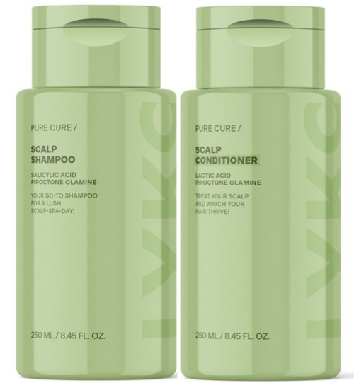 Twee groene flessen met hoofdhuidshampoo en conditioner met lichtgroene deksels. Ze zijn bedoeld voor haarverzorging.