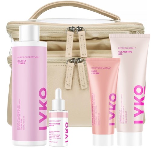 Eine beige Tasche mit vier rosa Hautpflegeprodukten davor, einschließlich Flaschen und Tuben.