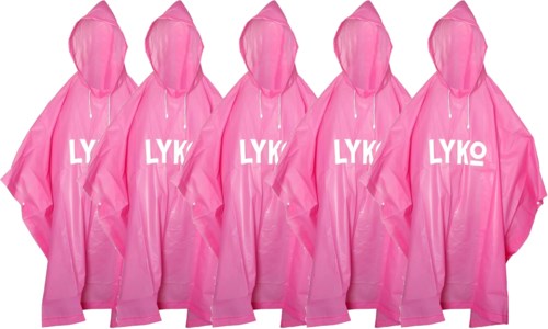 Fünf Personen tragen pinke Regenponchos mit "LYKO" darauf, sie stehen in einer Reihe.