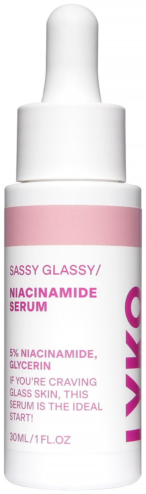 Kleine witte fles met pipetdop, labelt 'Sassy Glassy Niacinamide Serum' met roze en paarse tekst.