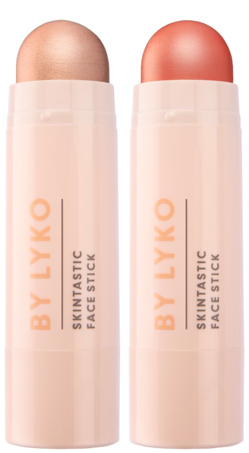 Twee lippenstiften in lichtroze en koraal kleuren, gelabeld 'BY LYKO' en 'SKINTESTIC FACE STICK.'
