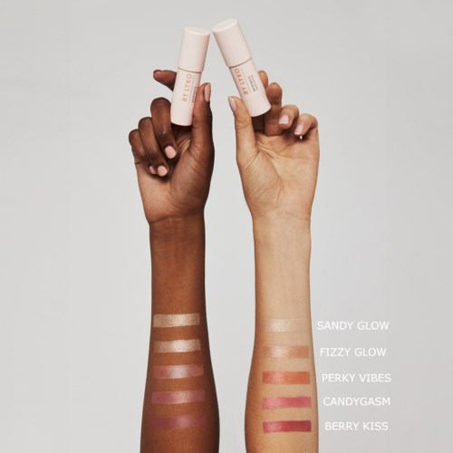 Twee handen tonen huidstinten met namen zoals Sandy Glow, Fizzy Glow, Perky Vibes, Candygasm en Berry Kiss.