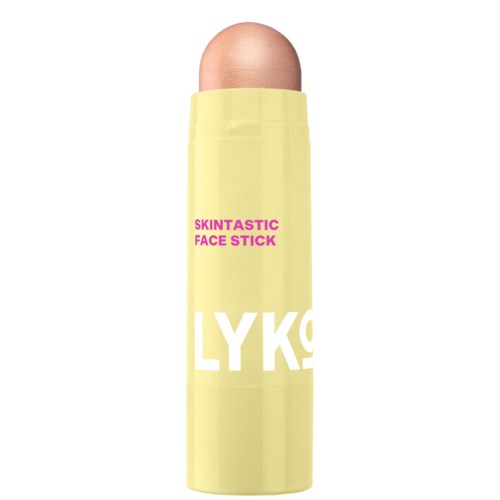 En gul stav med rund topp och pink och vit text, märkt Skintastic Face Stick.