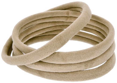Drie beige stoffen hoofdbanden gestapeld op elkaar op een witte achtergrond.