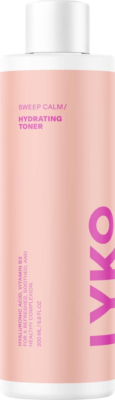 Een roze flesje hydraterende toner met witte dop, gemarkeerd 'Sweep Calm / Hydrating Toner' en 'IYKO'.