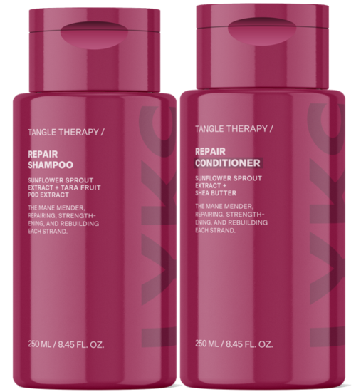 Twee roze flessen haarverzorgingsproducten: één is shampoo en de andere conditioner.