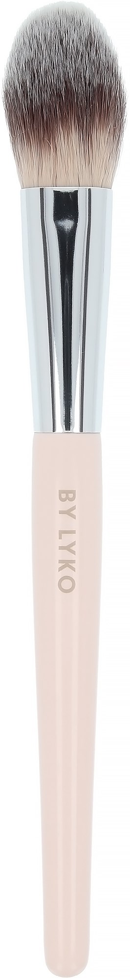 Make-up kwast met lichte handgreep en zachte haren, afgebeeld tegen een zwarte achtergrond.
