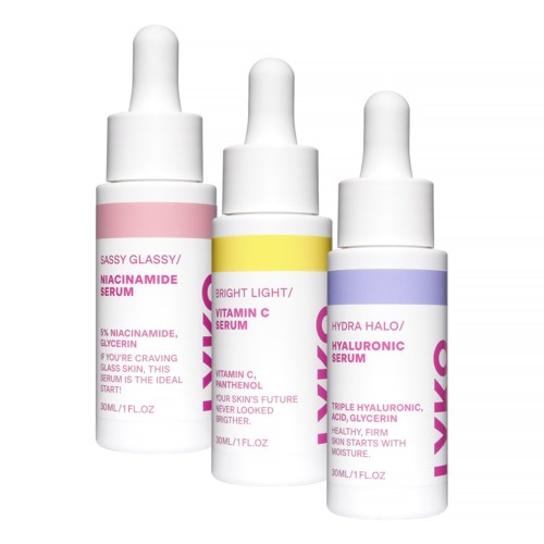 Drie huidverzorgingsserumflessen met pipetdeksels in roze, geel en blauw. Beschrijven verschillende ingrediënten en voordelen.