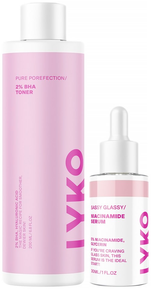 Twee huidverzorgingsflessen, een lang en roze, de andere klein met pipet, gelabeld met productnamen en beschrijvingen.