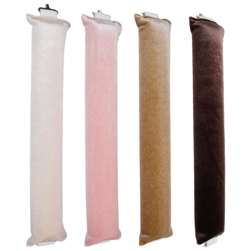 Vier hoge zachte stoffen kussens in wit, roze, beige en donkerbruin, rechtop weergegeven.