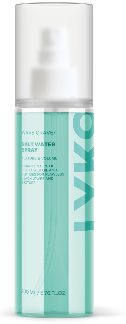 Een fles Wave Crave zoutwaterspray voor haar, met spraydop en lichte blauwe accenten.