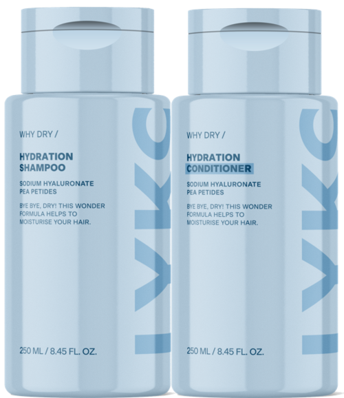 Twee lichtblauwe flessen met haarverzorgingsproducten, shampoo en conditioner, met witte kleppen en labels.