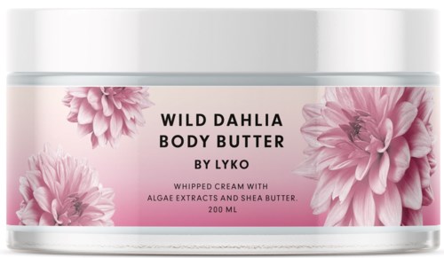 En burk med kroppssmörjning med rosa blomsterbilder och etiketttext om wild dahlia-doft och ingredienser.