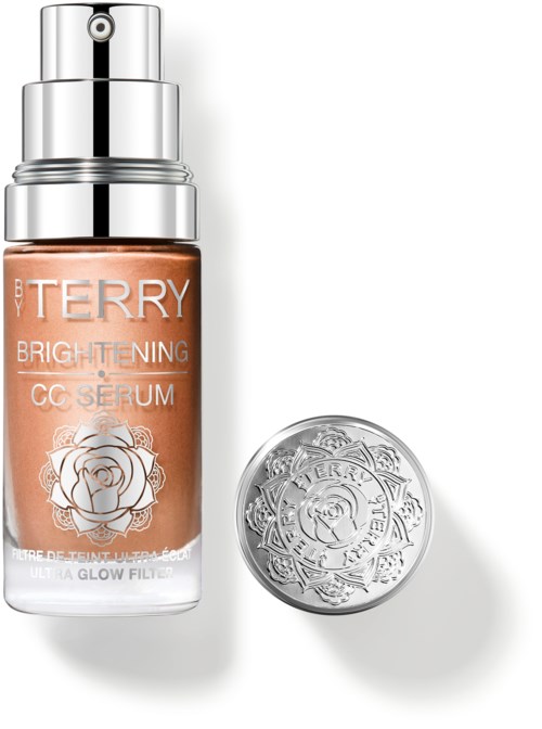 Ihonhoitotuotteiden pullo merkinnä By Terry Brightening CC Serum, ja siinä on hopeanvärinen korkki ja koristeellinen hopeaesine.