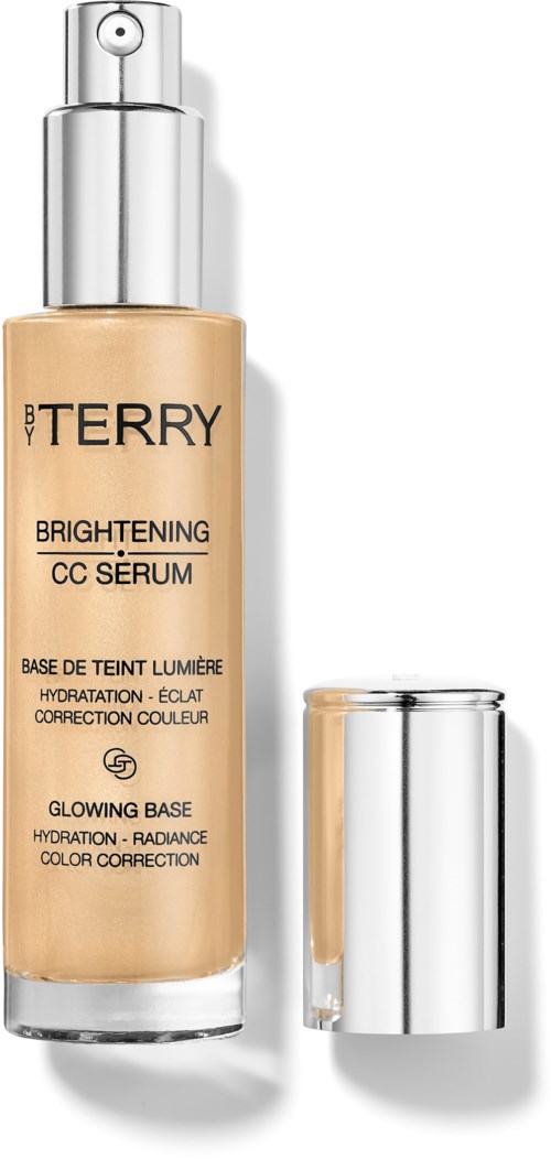 BB Terry Brightening CC Serum -pullo, jossa on hopeainen suojus, ja sisältää beigeä seerumia ja korkin.