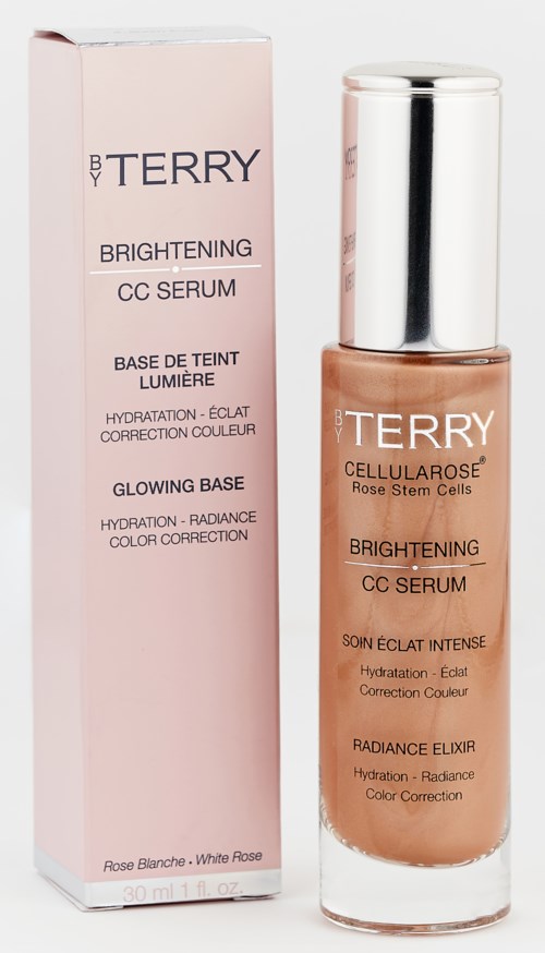 En skönhetsprodukt kallad Brightening CC Serum i en klar flaska med silverlock, och en matchande rosa förpackning.