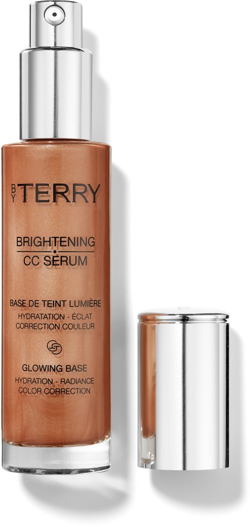 En flaska BB by TERRY Brightening CC Serum, med pump och silvrig kork, innehållande en orangefärgad vätska.