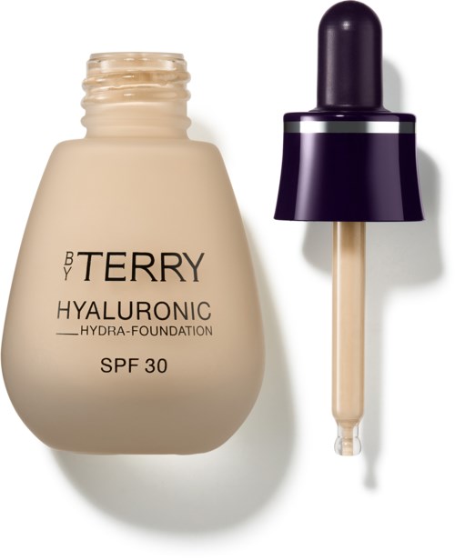Beigeä pullo tiputetkella, nimeltään 'Terry Hyaluronic Hydra-Foundation SPF 30', käytetään ihonhoitoon.