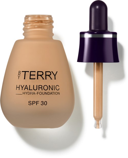 Beige perustutishopullinen pullo, jossa tumman lilainen pipetitippa, lukiolla 'BY TERRY HYALURONIC SPF 30'.
