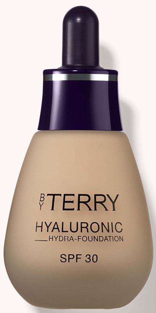 Beigen sävyinen meikkivoidepullo, jossa tumman violetti pipetti, nimeltä 'BY TERRY Hyaluronic Hydra-Foundation SPF 30'.