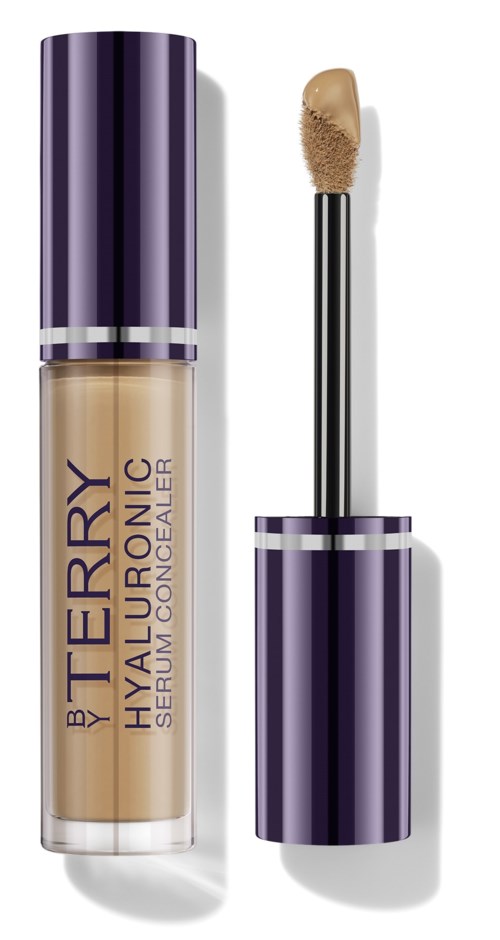 Huulikiilto, violetin ja hopean värinen putki, merkintä 'By Terry Hyaluronic Serum Concealer', ja levityssivellin.