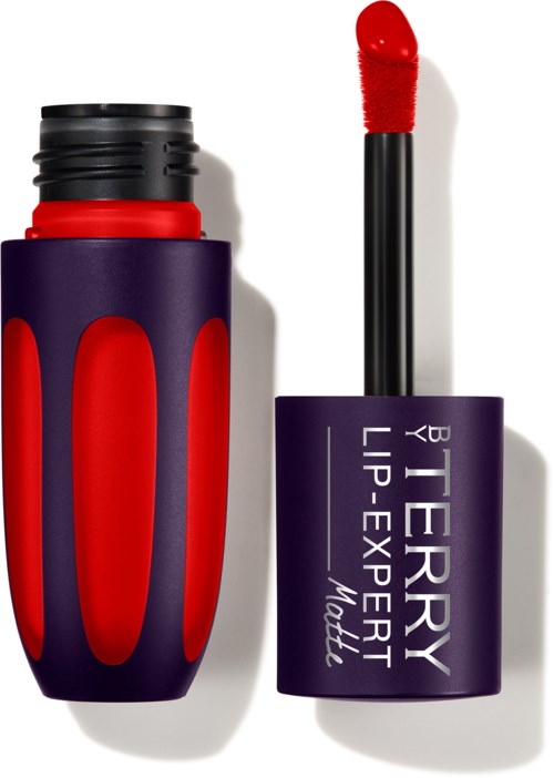 Ett läppstiftsfodral i lila och rött, med en borste med rött läppstift. Texten lyder "TERRY BIO-EXPERT LIP-EXPERT".