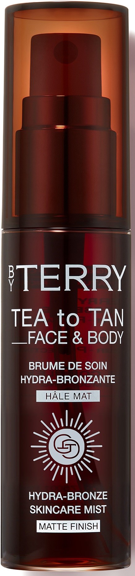 Ruskean värinen suihkepullo, jossa on musta suutin, merkintä 'BY TERRY TEA to TAN FACE & BODY Hydra-Bronze Skincare Mist' ja 'Matte Finish.'