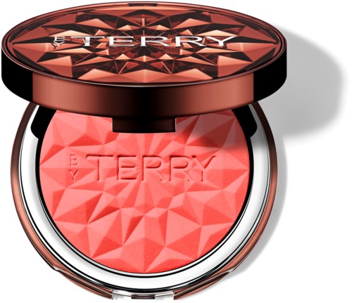 En kompakt med rosa rouge inni, gravert med merkenavnet 'TERRY' og et dekorativt geometrisk mønster.