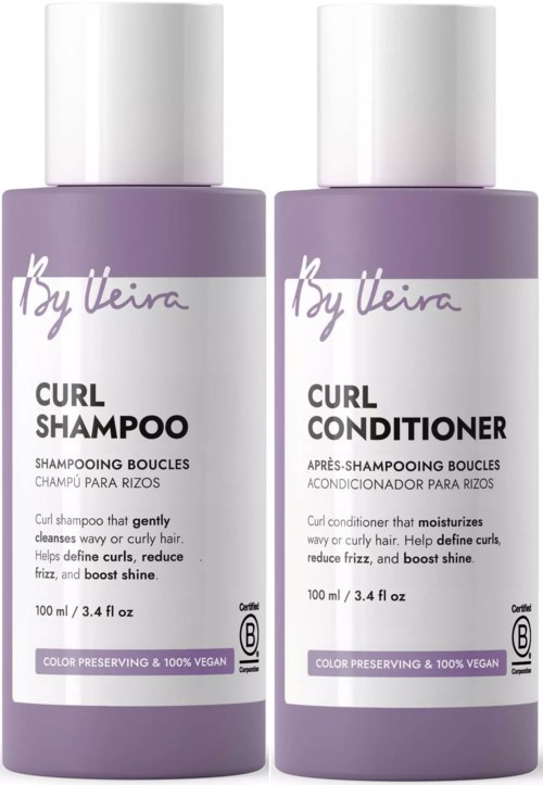 To hvite flasker med By Vila curl sjampo og balsam med lilla etiketter foran.